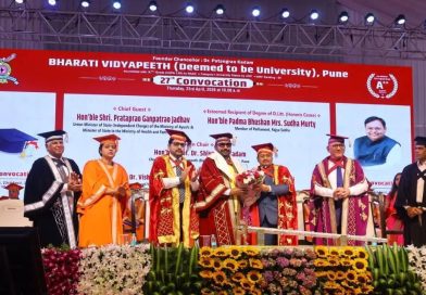 वैद्यकीय शिक्षणाच्या परिवर्तनाचे मंत्र्यांचे कौतुक, सुधा मूर्ती यांनी भारती विद्यापीठ दीक्षांत समारंभात पदवीधरांना केली प्रेरणा