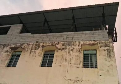 सातारा जिल्ह्यात मुसळधार पाऊस आणि वाऱ्यामुळे झेडपी शाळेची भिंत कोसळून ६५ वर्षीय महिलेचा मृत्यू झाला.