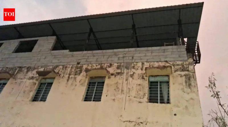 सातारा जिल्ह्यात मुसळधार पाऊस आणि वाऱ्यामुळे झेडपी शाळेची भिंत कोसळून ६५ वर्षीय महिलेचा मृत्यू झाला.