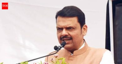 बागेश्वर धाम प्रमुखाने महाराष्ट्राच्या मुख्यमंत्र्यांसमोर शिवाजी महाराजांवर केलेल्या वक्तव्यामुळे खळबळ उडाली; त्यांच्या या वक्तव्याचे समर्थन करण्यासाठी कोणताही ऐतिहासिक पुरावा नाही, असे फडणवीस म्हणतात