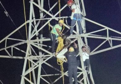 निगडीतील १३२ केव्ही हाय टेंशन ट्रान्समिशन टॉवरवर चढल्याने वाहतूक कोंडी, वीजवाहिनी बंद; 3 तासांनंतर सुटका