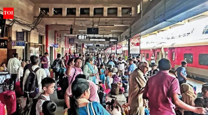पुण्यात रेल्वेची वाहतूक पूर्वपदावर, रुळावरून घसरल्याच्या चौकशी अहवालाला महिनाभर लागू शकतो
