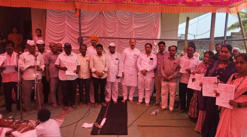 सामाजिक बांधिलकीचा जागर जागवत भूमीहीन गरिबांना घरासाठी जमीन देऊन स्व.अंकुश तात्या जरे यांना अनोखी आदरांजली