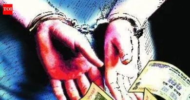 बढतीनंतर दोन दिवसांनी पोलीस निरीक्षक लाच घेताना साथीदारासह रंगेहाथ पकडले