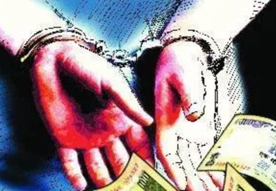 बढतीनंतर दोन दिवसांनी पोलीस निरीक्षक लाच घेताना साथीदारासह रंगेहाथ पकडले