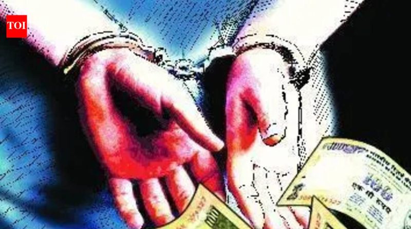 बढतीनंतर दोन दिवसांनी पोलीस निरीक्षक लाच घेताना साथीदारासह रंगेहाथ पकडले