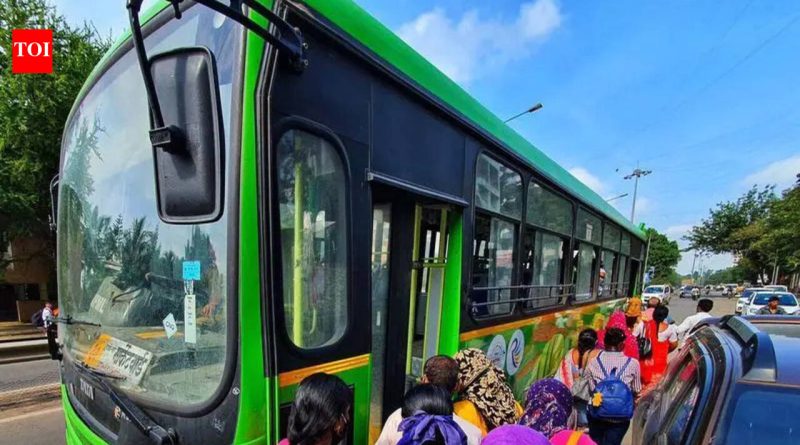गेल्या आर्थिक वर्षात पीएमपीएमएल बसचे अपघात आणि मृत्यूचे प्रमाण कमी झाले आहे परंतु सुरक्षिततेचा प्रश्न अजूनही कायम आहे