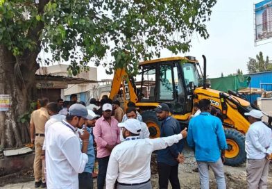 वाहतूक कोंडी कमी करण्यासाठी आळंदी नगरपरिषदेने पुणे-आळंदी रस्त्यावरील अतिक्रमण हटवले