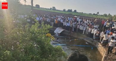महाराष्ट्रातील सोलापूरमध्ये पिकअप व्हॅन विहिरीत पडल्याने 8 जणांचा मृत्यू झाला आहे