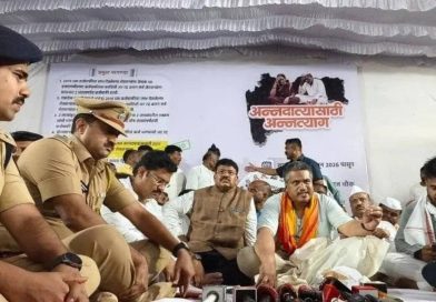 कृषीमंत्र्यांनी चर्चेची ऑफर दिली, पण मुख्यमंत्र्यांनी कर्जमाफीच्या अटी मागे घेतल्याशिवाय संवाद होणार नाही, असं रोहित पवार म्हणाले