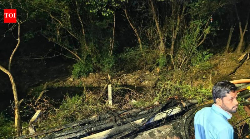 कचऱ्याला आग लागल्याने केबल खराब झाल्याने लोहेगाव विमानतळाच्या आसपासच्या परिसरात रात्री अनेक तास वीजपुरवठा खंडित होतो.
