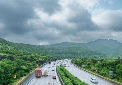 एमएसआरडीसीने सुधारित निधी योजना सरकारला सादर केल्याने पुणे-मुंबई एक्स्प्रेस वे रुंदीकरणाला गती मिळणार आहे.