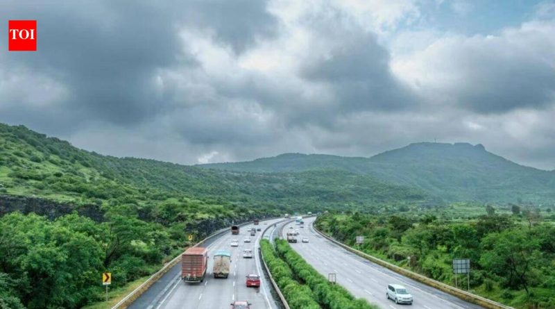 एमएसआरडीसीने सुधारित निधी योजना सरकारला सादर केल्याने पुणे-मुंबई एक्स्प्रेस वे रुंदीकरणाला गती मिळणार आहे.