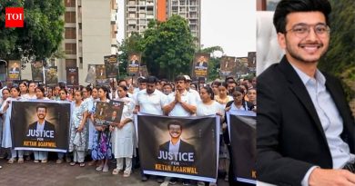 ‘मारेकऱ्यांना फाशीची शिक्षा व्हावी’: केतन अग्रवालच्या कुटुंबीयांसह स्थानिकांचा पुण्यात कँडल मार्च; घड्याळ