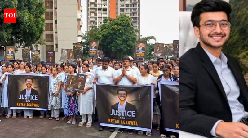 ‘मारेकऱ्यांना फाशीची शिक्षा व्हावी’: केतन अग्रवालच्या कुटुंबीयांसह स्थानिकांचा पुण्यात कँडल मार्च; घड्याळ