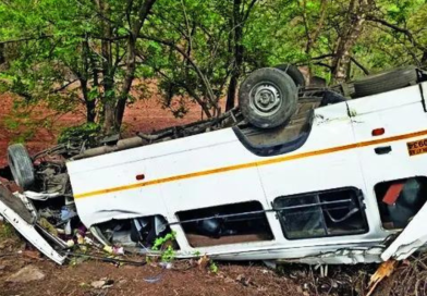 पाबे घाटात मिनीबस 40 फूट दरीत कोसळल्याने 2 मुंबई ट्रेकर्सचा मृत्यू, 18 जखमी