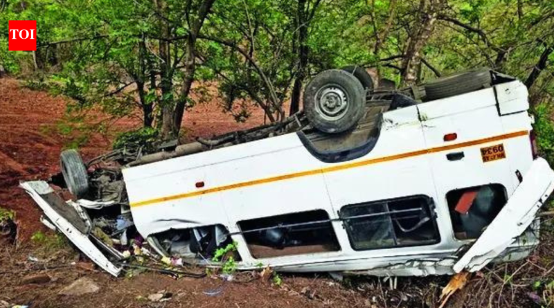 पाबे घाटात मिनीबस 40 फूट दरीत कोसळल्याने 2 मुंबई ट्रेकर्सचा मृत्यू, 18 जखमी