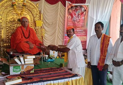 काशी पिठाच्या जगद्गुरूंच्या दिव्य सानिध्यात दहिवडकर मठ लक्ष्मी दहिवडी येथे ईस्टलिंग पूजा, आशीर्वचन व मार्ग हा मुक्तीचा या ग्रंथाचा प्रकाशन सोहळा संपन्न..