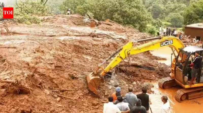 पुण्यात घरावर दरड कोसळल्याने कुटुंब अडकल्याची भीती; बचाव कार्य सुरू | पुणे बातम्या