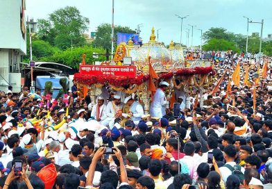 संत तुकाराम महाराज आणि संत ज्ञानेश्वर महाराजांच्या पालख्यांसोबत लाखोंच्या भक्तीभावाने पुण्याचा वेग मंदावला