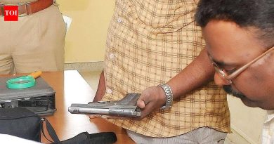 मृत रुग्णाच्या मित्राला धमकी दिल्याने पोलिसांनी डॉक्टरची बंदूक जप्त केली | पुणे बातम्या
