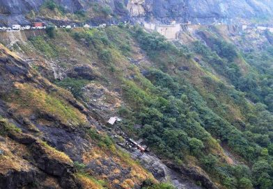 रस्ता खचल्याने माळशेज घाट पुढील सूचना मिळेपर्यंत वाहतूक बंद