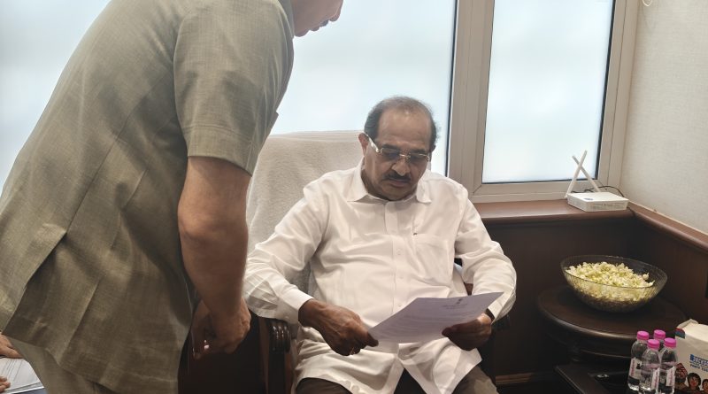 पुराचे अतिरिक्त वाहून जाणारे पाणी टेंभू व म्हैसाळ योजनेतून तसेच नीरा उजवा कालव्यातून दुष्काळी सांगोला तालुक्याला सोडावे