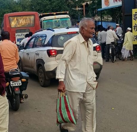 नाझरे बाजारात वाहतूक कोंडी… रुग्णवाहिका अडकली